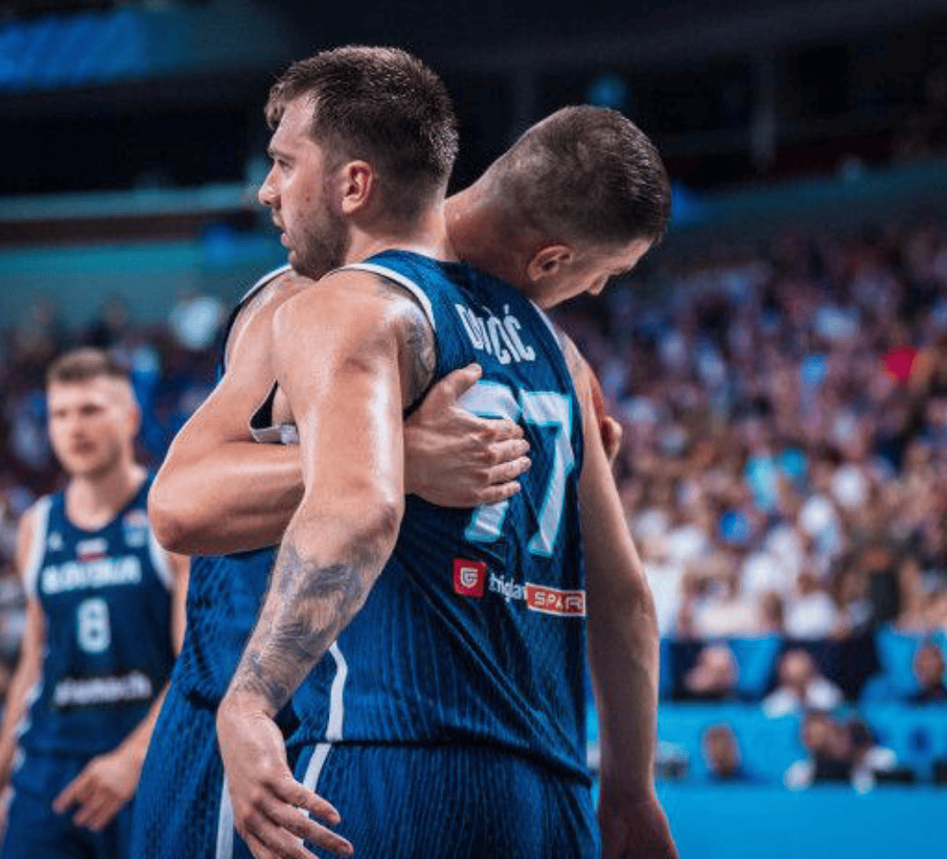 开云-东契奇巅峰对决，浓眉哥与70激战塞尔维亚队分钟，问鼎冠军胜负难料！的简单介绍